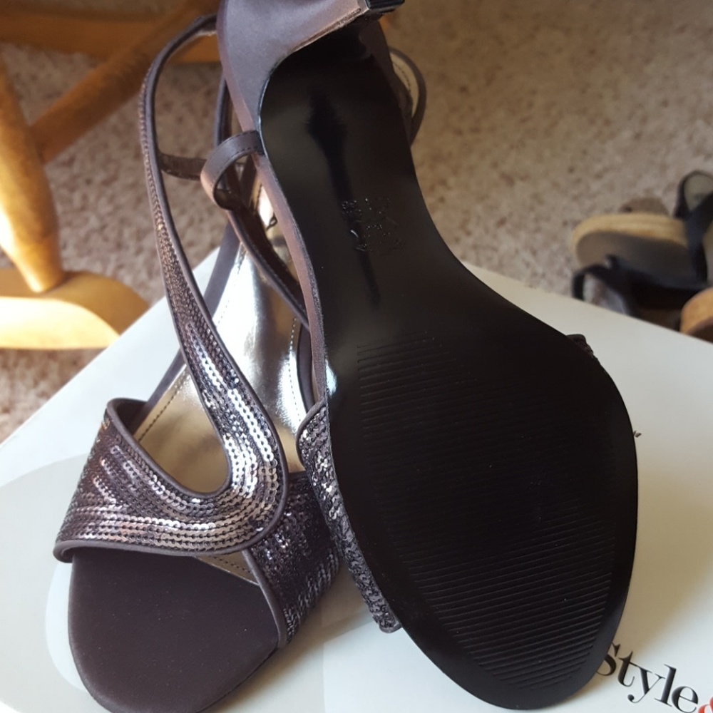 Heels - Picture 3 of 3